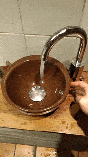 |搞笑GIF趣图:你这是想让垃圾桶背你回去?喝大了吧