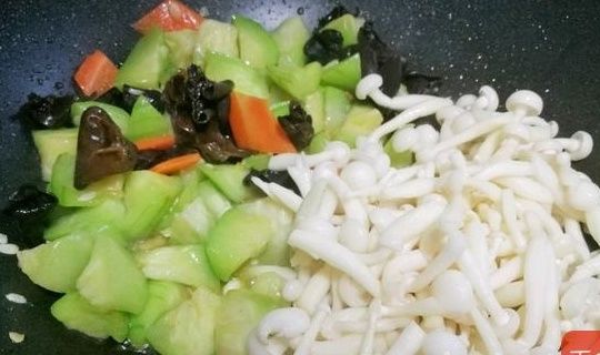 绿豆|小暑过后该吃它了!维C含量是绿豆的3倍,10秒做出一盘减脂菜