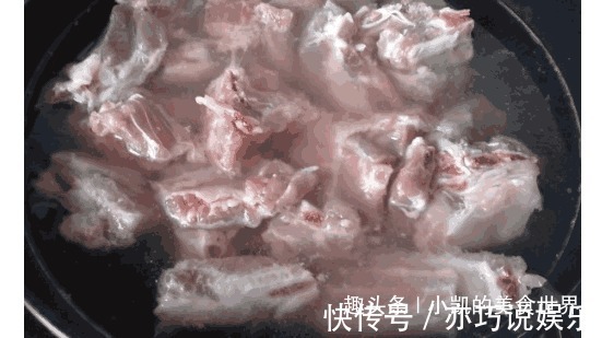 为啥排骨焯水以后又柴又腥 看大厨做完才明白, 原来用错水了