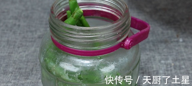 把啤酒倒进辣椒里,这做法太独特了,三天就能吃,爽口开胃!