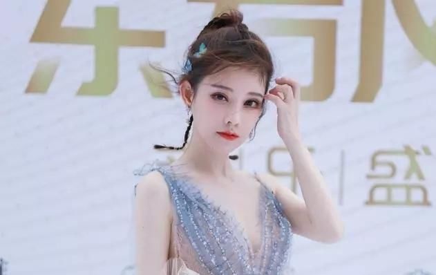小个子女神冯提莫，这颜值太耐看了,拿奖拿到手软的实力唱将