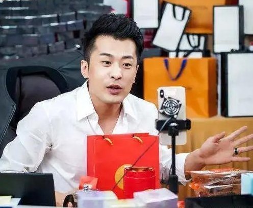 辛巴又出事了!售3万瓶“假眼霜”被王海曝光,徒弟纷纷离他而去