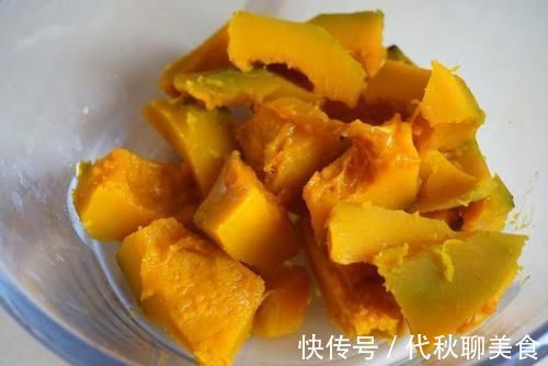 老人孩子都爱吃的南瓜糯米糍,做法很简单,香甜软糯不粘牙