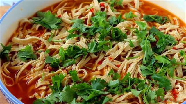 豆腐皮教你新做法,味道麻辣过瘾,刚上桌就被抢着吃,太香了