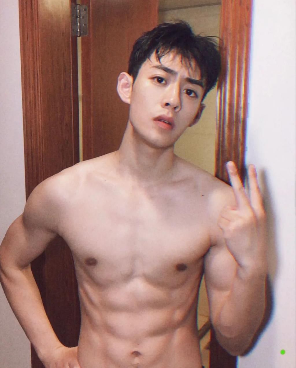 篮球校草换衣服六块腹肌惹围观初恋脸小奶狗的身子,也太馋了