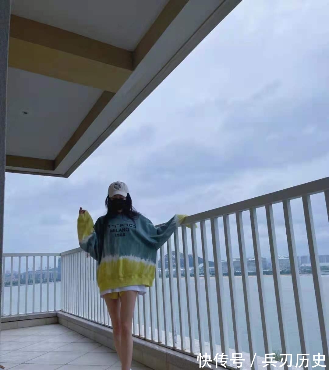 高级感|杨幂身体力行撑国货!把百元鸿星尔克鞋穿出高级感,漫画腿太绝了