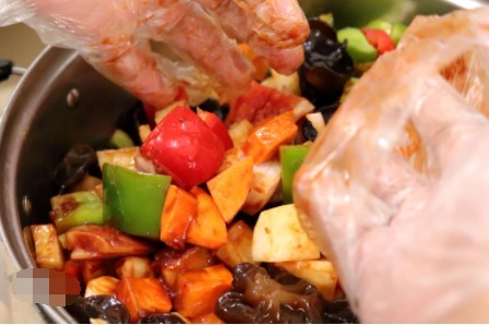 不用去饭店,三汁焖锅在家就能做,一大锅不到30元就让家人吃到撑