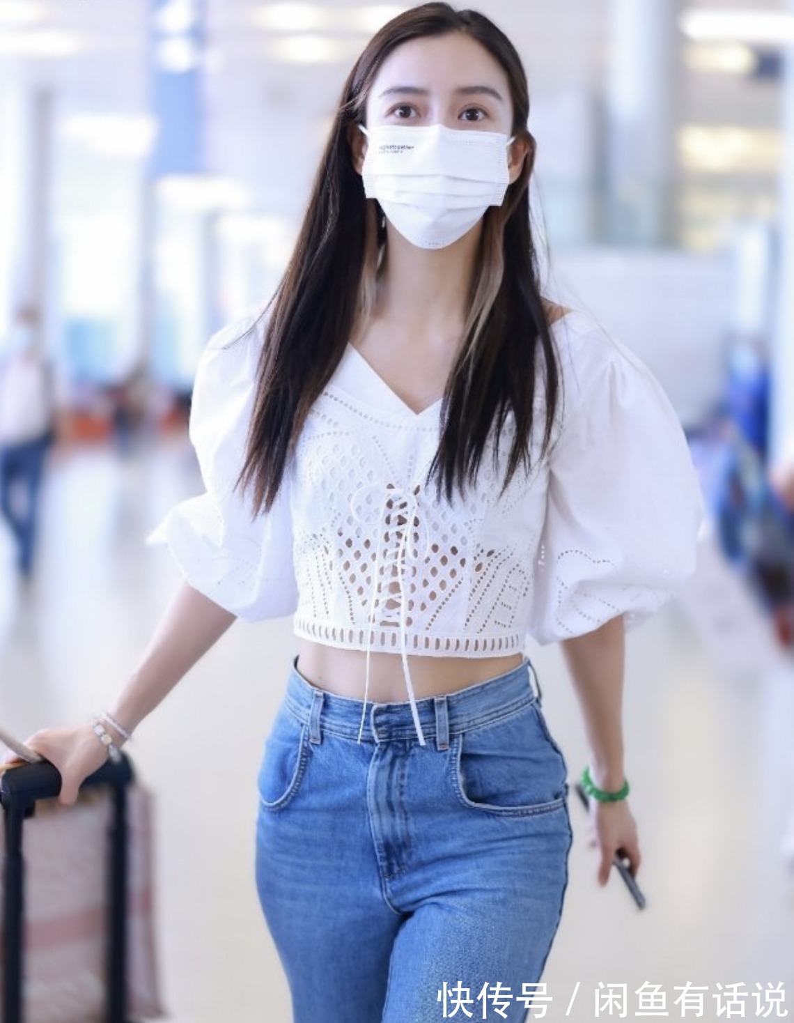 孩子|baby扎双马尾哪像孩子妈,两件T恤叠着穿赶时髦,配热裤细腿抢镜