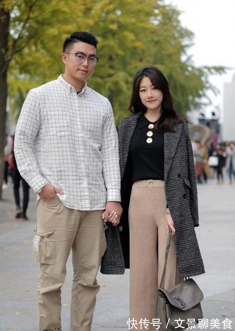 高跟鞋|街拍，蓝色的牛仔裤搭配针织衫，显得十分的有气势