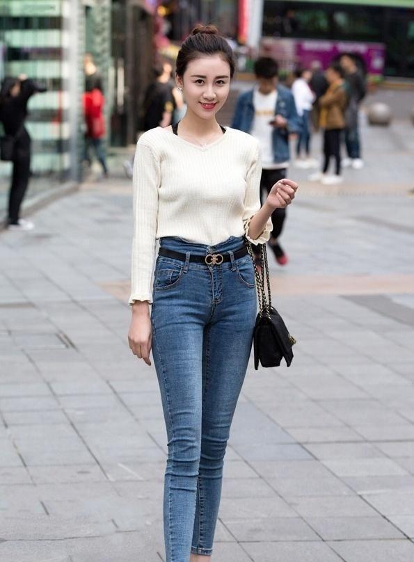 街拍脚步欢快的小姐姐，红色上衣配牛仔短裤，青春活力气质