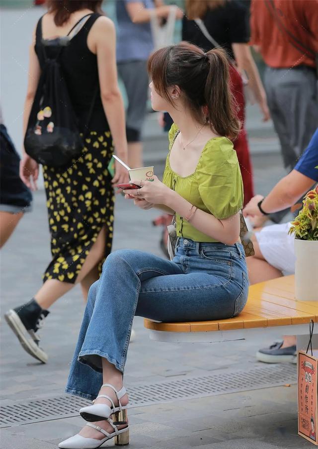 小脚牛仔裤|“裹脚踝”穿法失宠了,现在流行这样穿,时髦舒适又显高