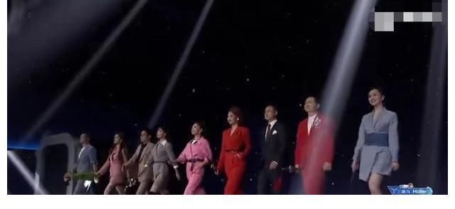 央視九位主播古裝驚艷亮相，王冰冰甜美，李梓萌月亮姐姐20年沒變