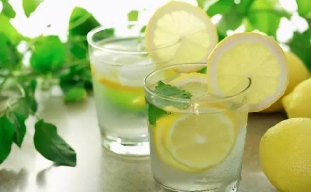 央视|这种保温杯已遭央视曝光,倒入热水变毒水,不少家长仍在购买