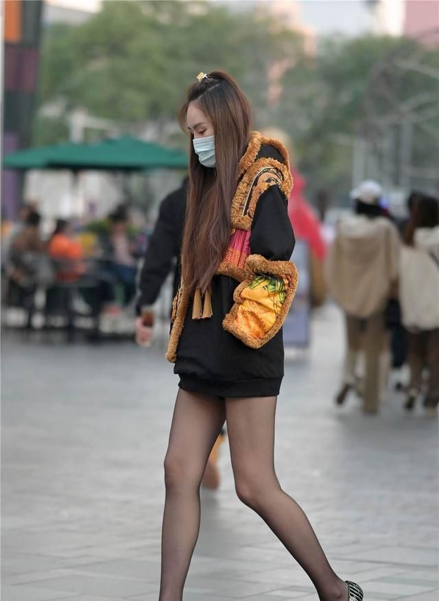 高跟鞋 深秋时节,很多美女会搭配黑色丝袜,还是选择高跟鞋更精致