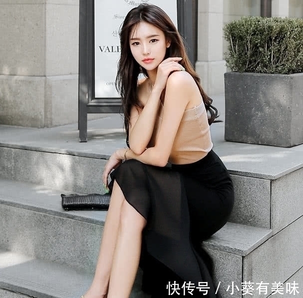 散发出|现在流行小姐姐卡其色的小背心,独特领口设计,散发出韩范气息