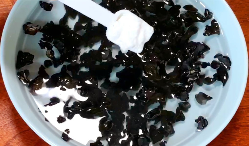 泡木耳|木耳千万不能用清水洗,等于吃虫卵,教你1个妙招,脏东西全跑光