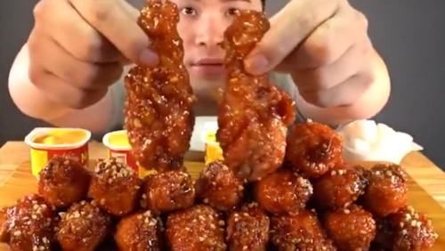 炸鸡腿|大胃王吃50个“炸鸡腿”,刚啃一口看出猫腻,网友求你别装了