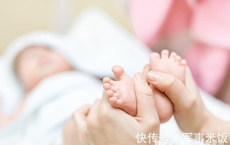 危险期|1岁宝宝摔下床,奶奶一个大意的举动让娃停止呼吸,父母需重视