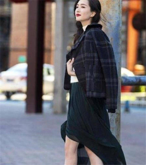 半身裙 笑容甜美的小姐姐,一件格子外套搭配半身裙,女神范十足