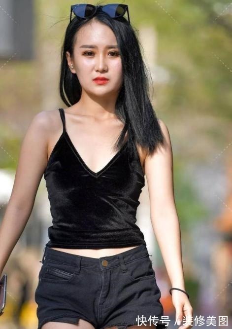 牛仔打底裤 黑色紧吊带搭配黑色短宽松牛仔打底裤,简洁利落,更具时尚感!