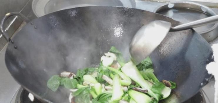  炒绿叶菜，总是发黄还出水？大厨教你3招，翠绿又脆嫩，还不出水
