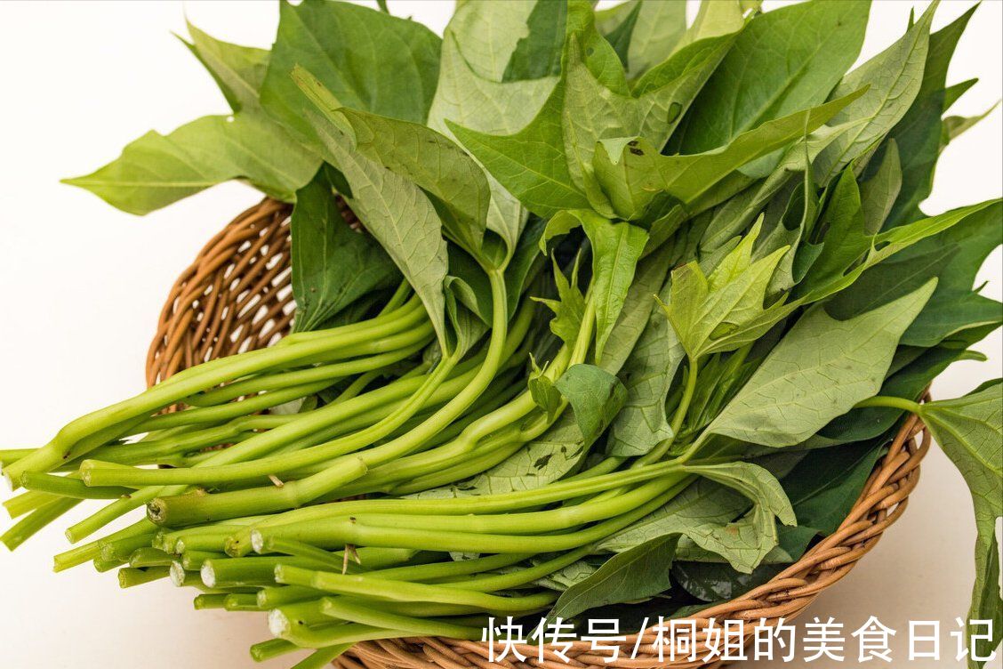 红薯叶|炒红薯叶有窍门，不能直接下锅炒，谨记1个秘诀，出锅爽脆不发黑