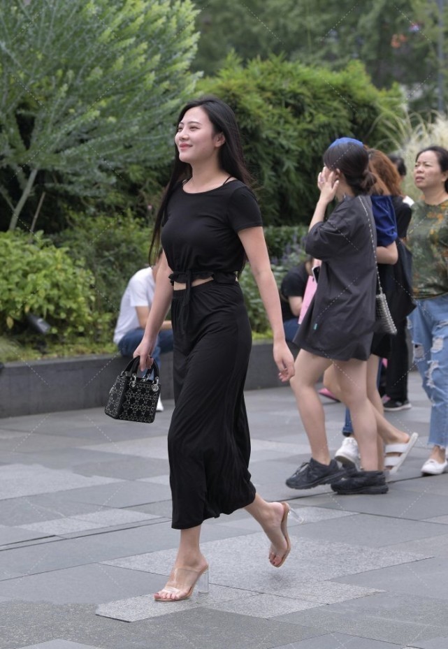 气场感 黑色上衣搭配包臀裙低调逛街,潮流穿搭不怕热,姐姐气场感十足