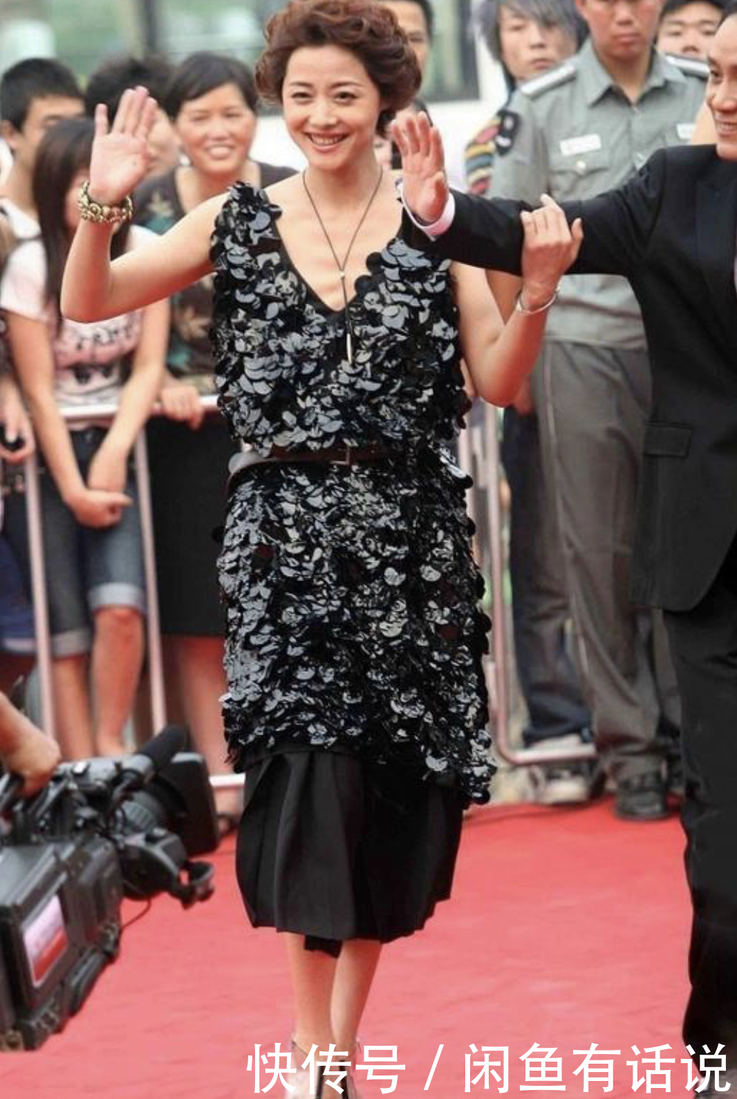 裙子|刘蓓真会博眼球,穿一身“鱼鳞裙”还不够,里面再套裙子意外洋气