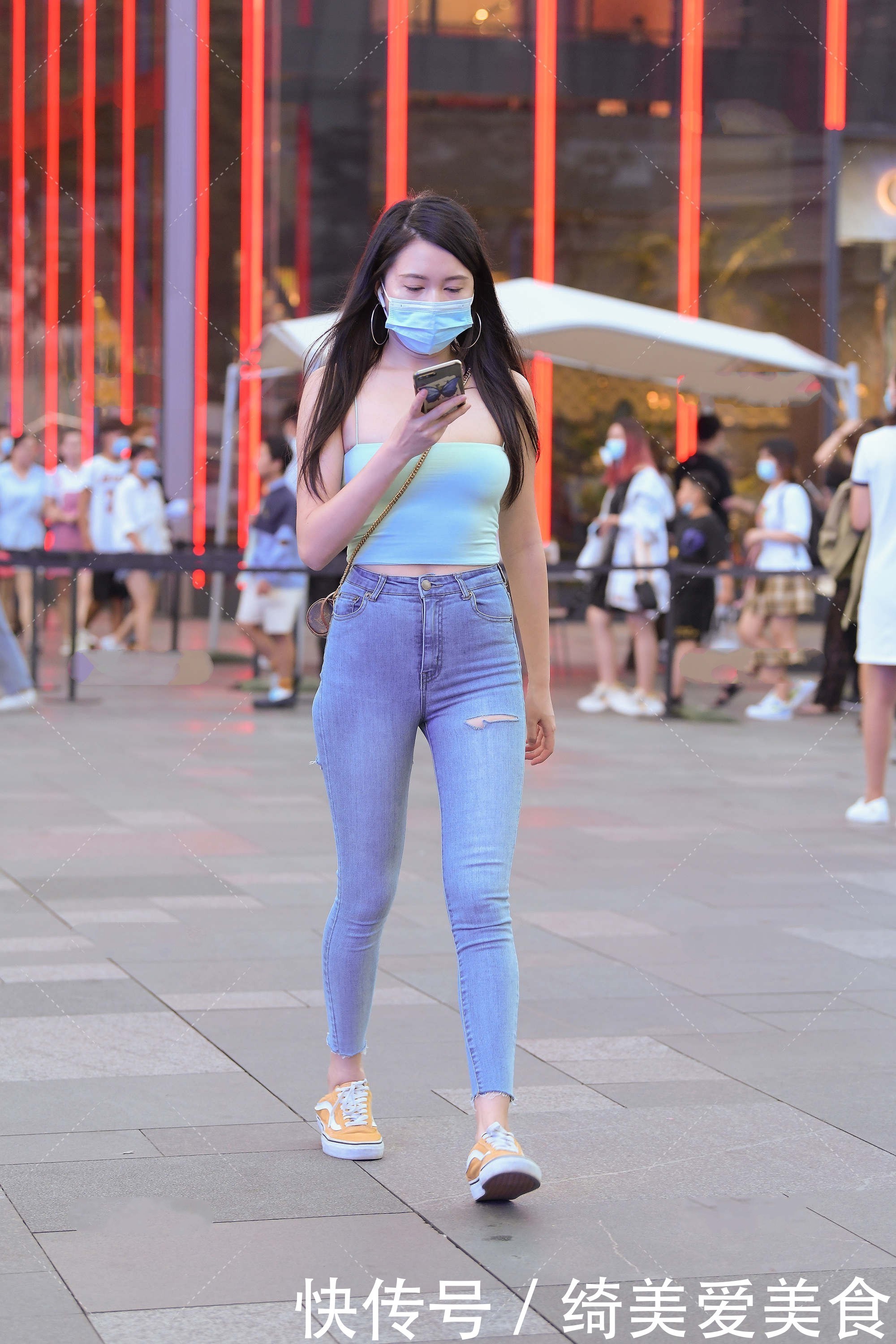 街拍淡青色抹胸吊带搭配牛仔裤，清新自然，简单又不失时尚