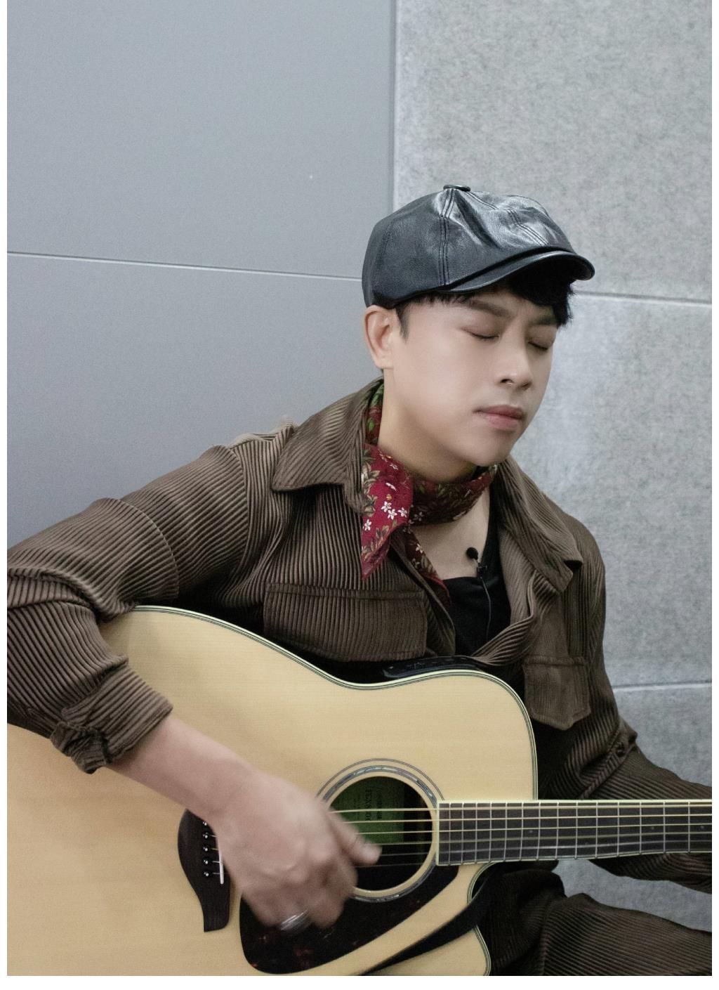 《閃光的樂(lè)隊(duì)》開(kāi)播，金潤(rùn)吉獨(dú)特嗓音引關(guān)注