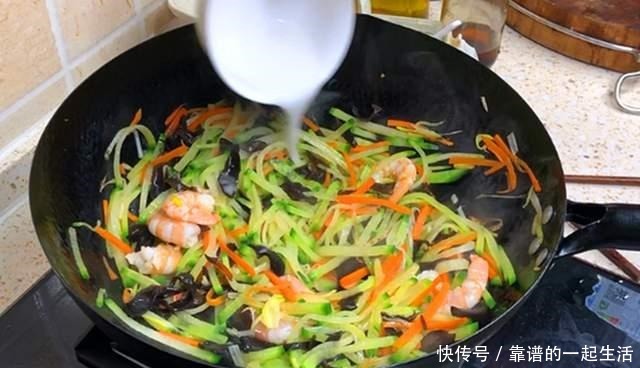 胡萝卜|天冷了,萝卜和它是绝配,炒一炒,鲜香味美营养高,不懂吃可惜了