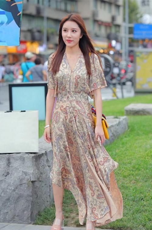  穿搭|白色的马甲搭配黑色的内搭，更具清爽感