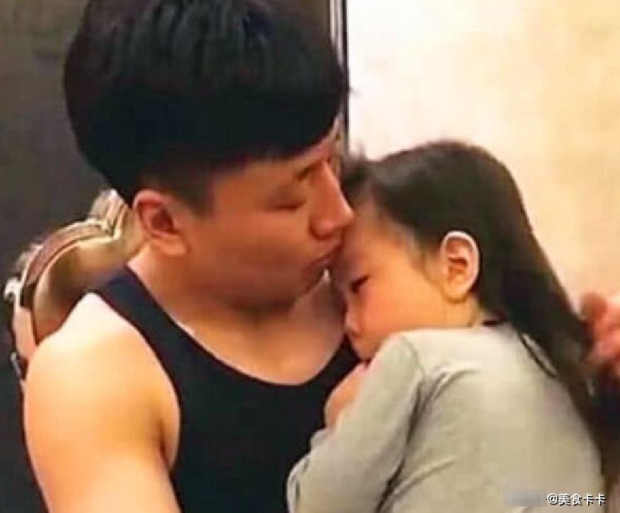 女儿犯错被妈妈责罚,委屈钻进爸爸怀里,她挑衅的眼神让妈妈气爆