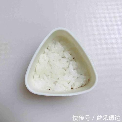 妈妈坚持晚餐吃这个蔬菜,50岁了小肚平坦坦,原来它真能刮油