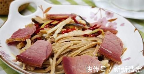 冬天遇到这蔬菜干别手软,拿来炒腊肉,脆香爽口,咸香下饭特馋人
