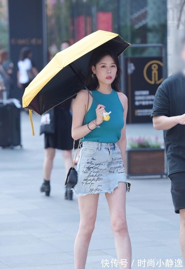 高跟凉鞋 会穿的女人更有魅力,牛仔裙这样搭配,显年轻、气质优雅又大方