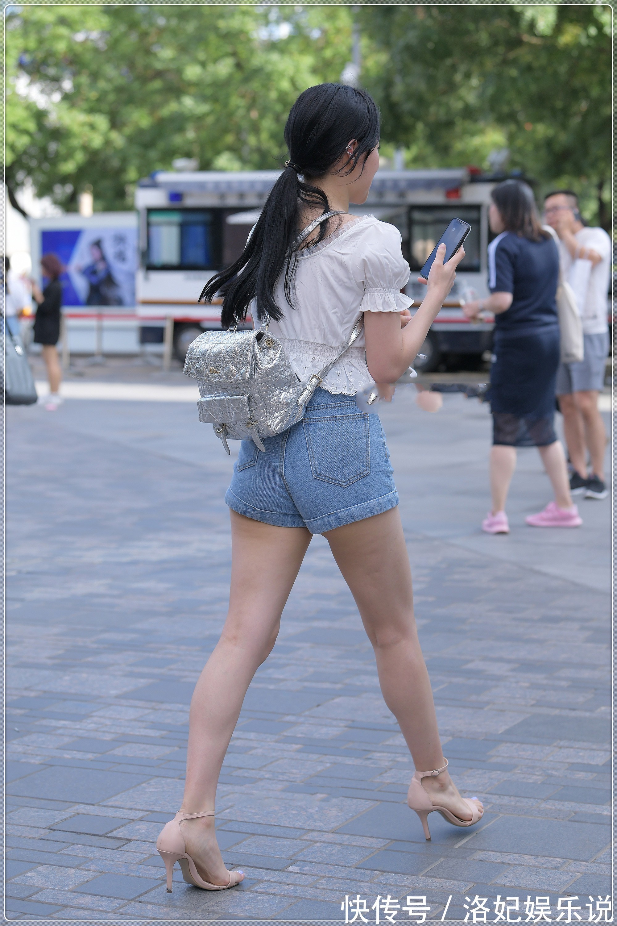 女孩们 白色蕾丝花边收腰衬衫搭配牛仔短裤,手感柔软,舒适透气