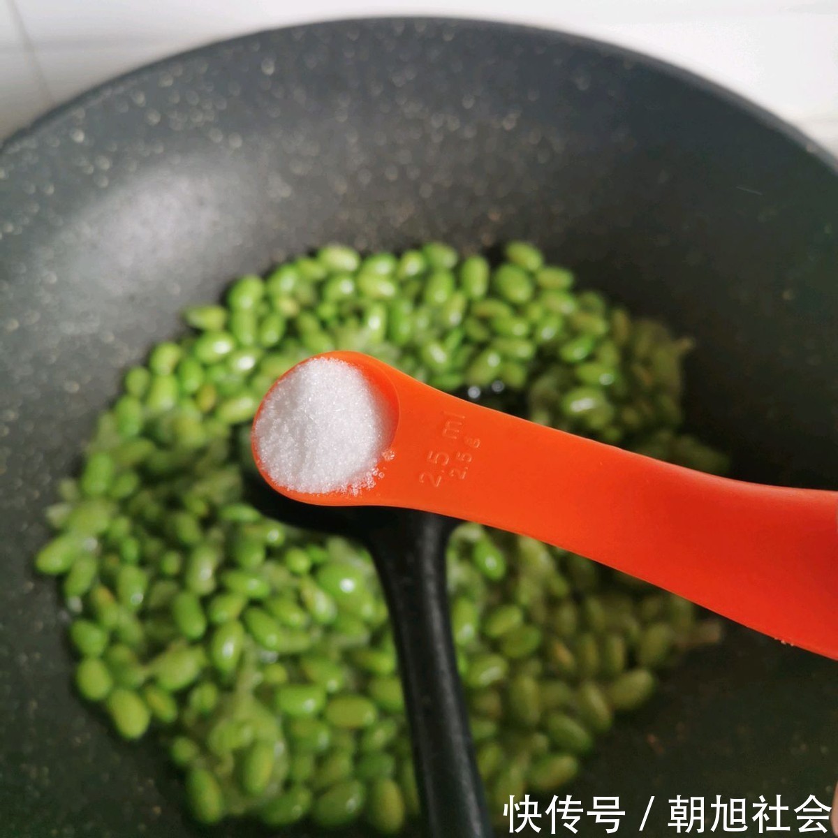 清炒毛豆|这蔬菜很不起眼,却是“含钾高手”,钙远超牛奶,夏季出汗要常吃