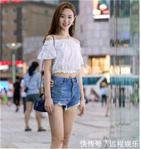 街拍|路人街拍，简洁大方的小姐姐，唯美的穿搭很动人，令人赏心悦目