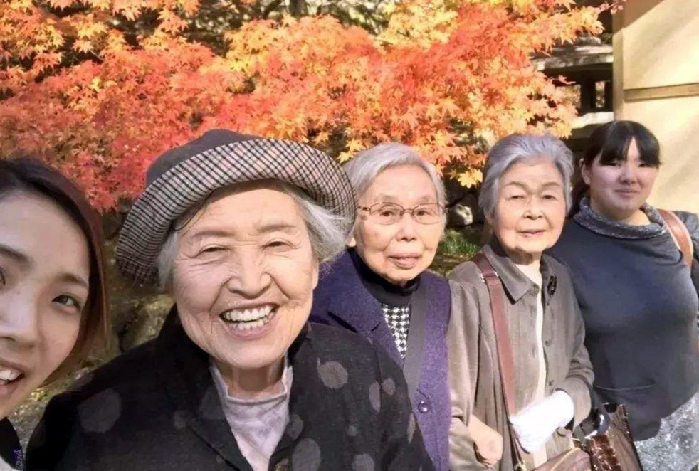 老人|六旬爷爷接孙女被围观,身材气质很是突出,爸爸看后感到“羞愧”