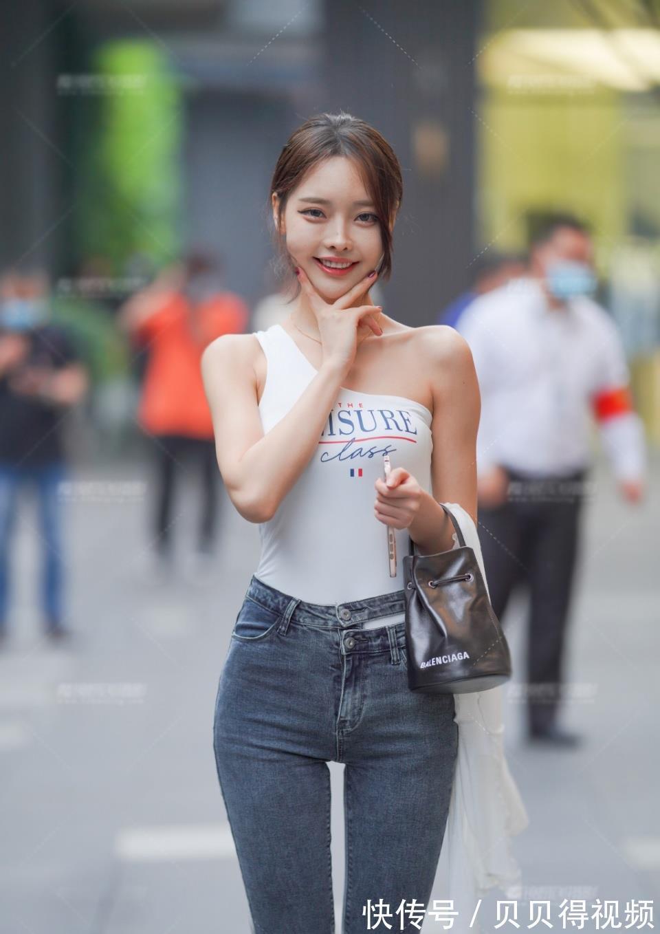 时尚|个性的女生,单吊带衫配灰色牛仔裤,穿搭的时尚又抢镜