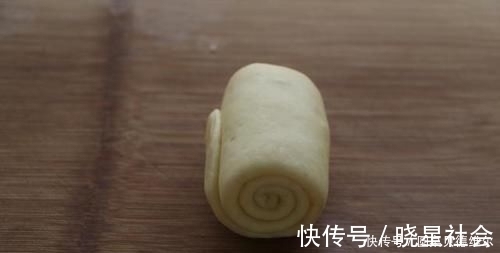 面粉特别的创意做法，加2个紫薯，比包子馒头都好吃，酥得直掉渣