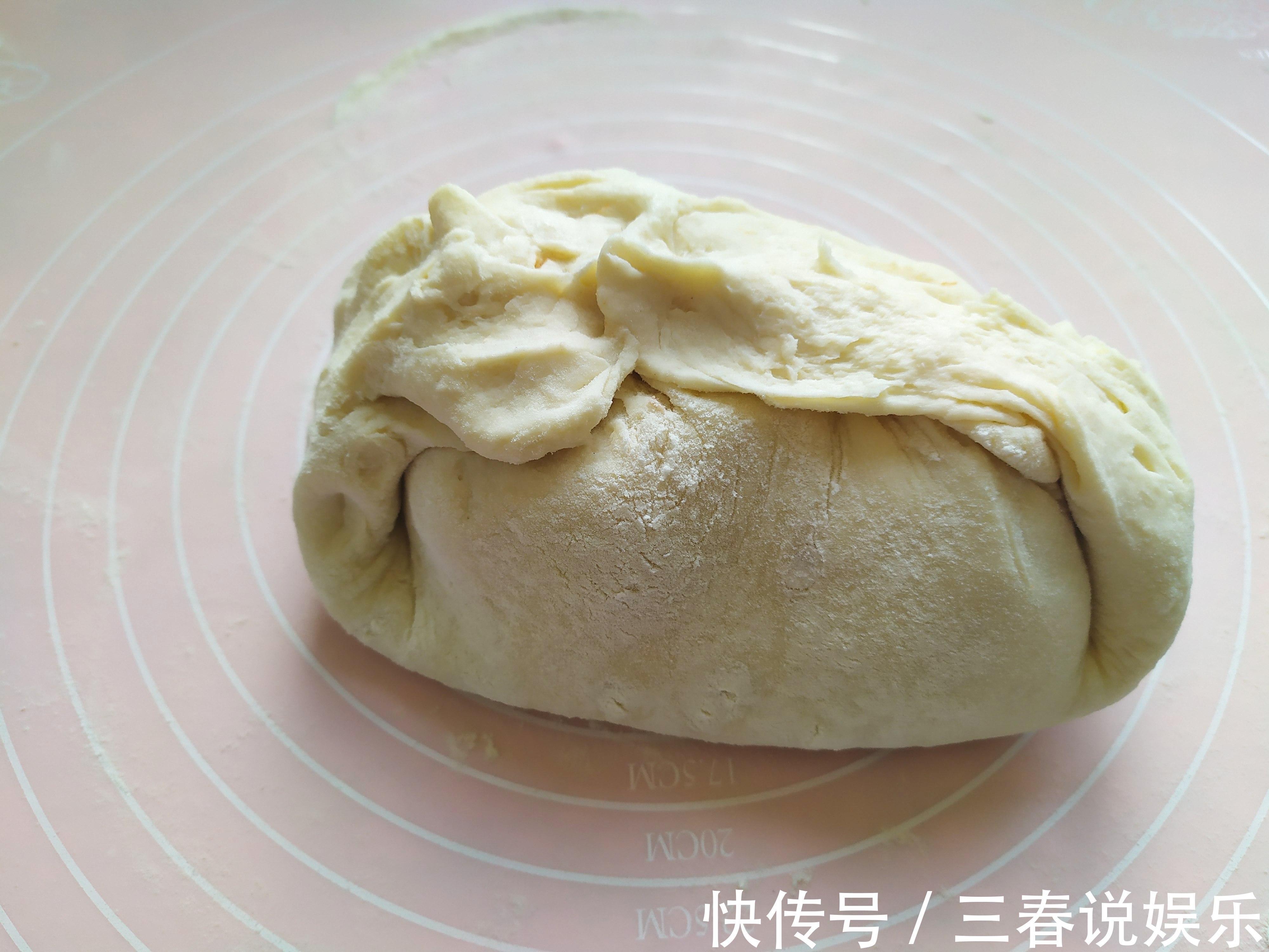 面粉别再蒸馒头了，试试这个做法，孩子一口一个特别喜欢，太香啦