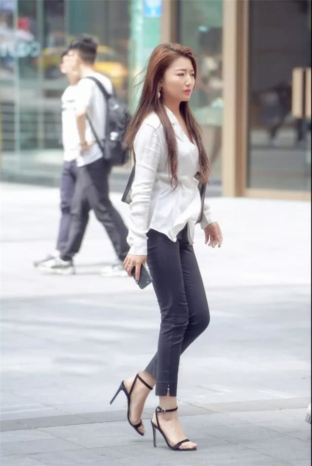 职场|路人街拍清纯显知性的职场穿搭,小姐姐看起来,轻熟显魅力!