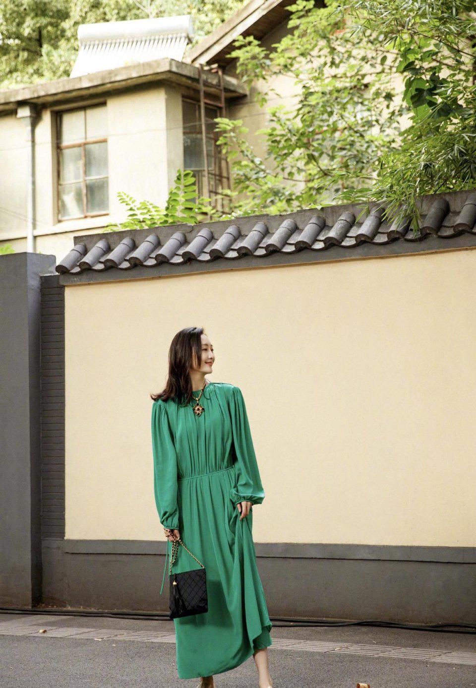 170王鸥这么穿气质真好，绿色连衣裙配透明拖鞋，美.