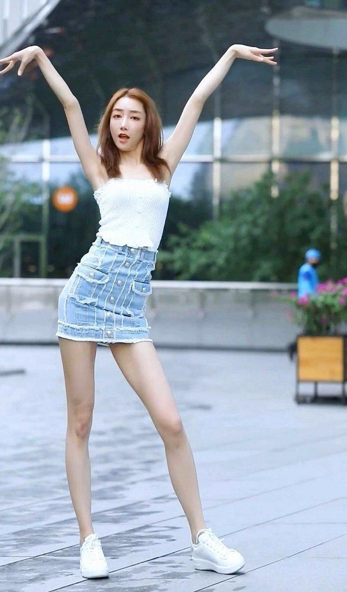 搭配|白色抹胸搭配牛仔裙,纤细的腰部展露出来,彰显青春活力风