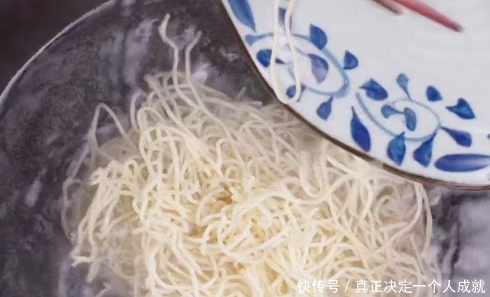 分享一款好吃的凉拌面,搭配两种美味酱料,鲜香解馋,家人都爱吃