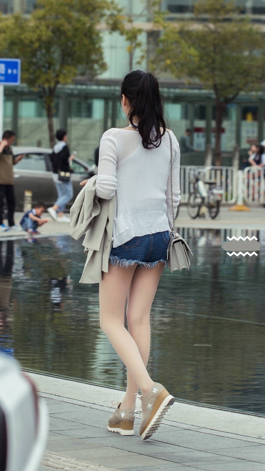 小姐姐|路人街拍小姐姐演绎初秋时尚穿搭,温柔大气的样子最美了!