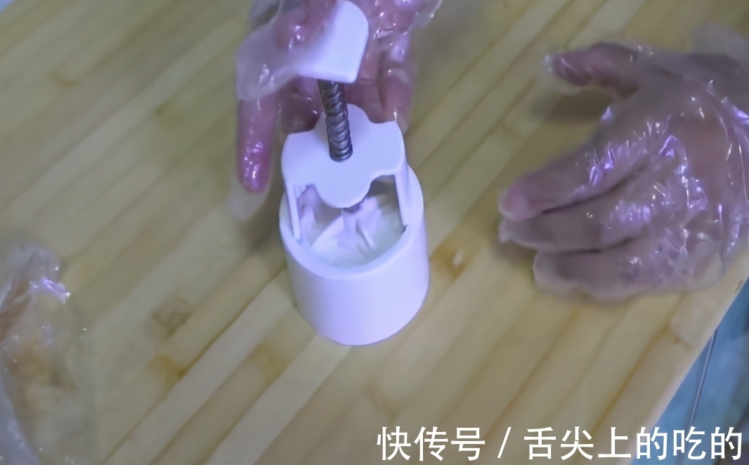 面团|老式五仁月饼的家常制作方法，馅料十足，做法简单，美味可口