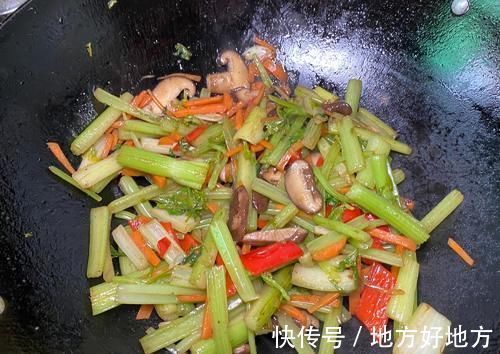 芹菜|素炒芹炒没味道？加入这个食材，不用肉不加调料，好吃到舔盘子